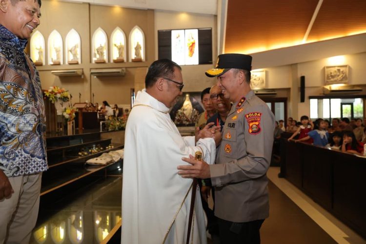 Kapolda Sumatera Selatan Irjen Pol Sandi Nugroho menyapa dan berjabat tangan dengan romo usai misa Paskah di Gereja Santo Yoseph Palembang, (Dok Humas)
