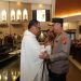 Kapolda Sumatera Selatan Irjen Pol Sandi Nugroho menyapa dan berjabat tangan dengan romo usai misa Paskah di Gereja Santo Yoseph Palembang, (Dok Humas)