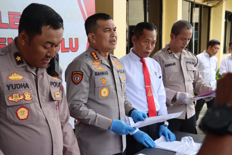 Polresta Bengkulu menunjukkan barang bukti saat konferensi pers pengungkapan empat kasus kriminal di Mapolresta Bengkulu, Senin (6/4/2026), (Dok. Yola)