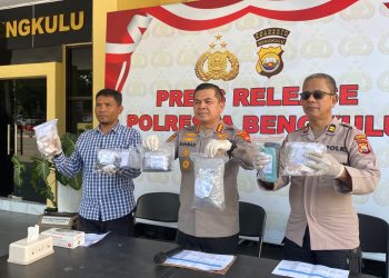 Kapolresta Bengkulu Kombes Pol Rahmad Hidayat memimpin langsung press release di Lobby Polresta, Selasa (21/4/2026). (Foto:yola)