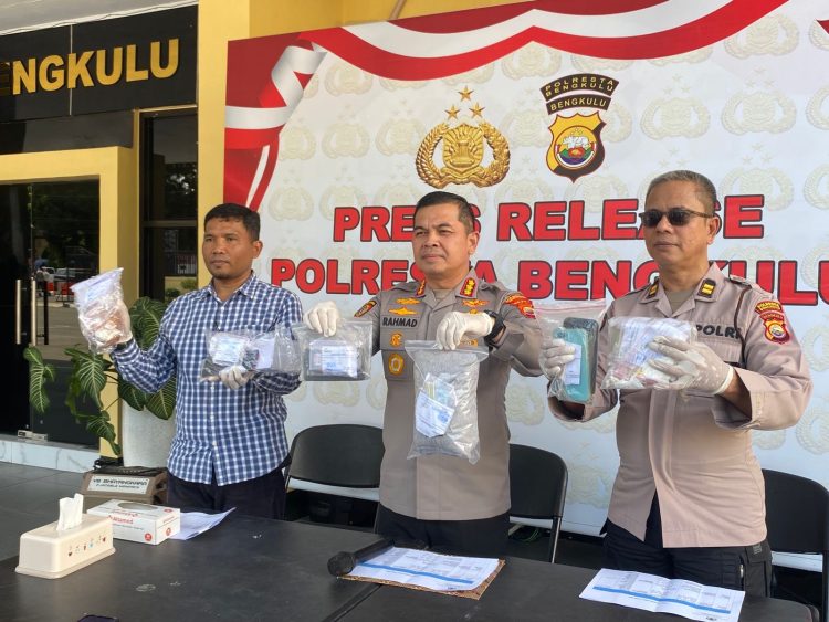 Kapolresta Bengkulu Kombes Pol Rahmad Hidayat memimpin langsung press release di Lobby Polresta, Selasa (21/4/2026). (Foto:yola)