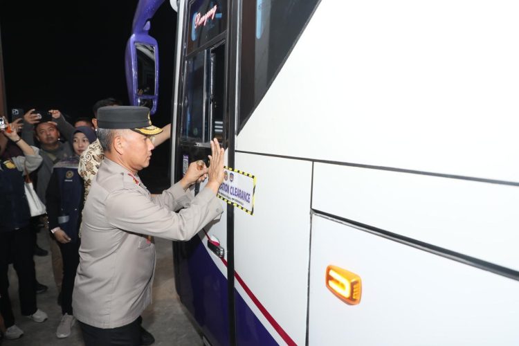 Kapolda Bengkulu, Irjen Pol. Mardiyono, S.I.K., M.Si., menghadiri pelepasan rombongan jamaah haji Kloter 1 di Wisma Haji Bengkulu, Jumat (24/4/2026). (Foto:yola)