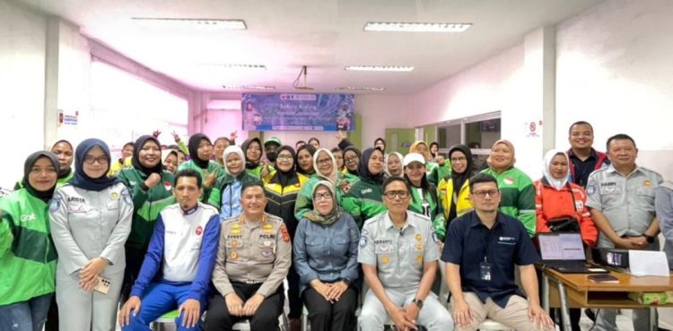 Puluhan pengemudi ojek online perempuan yang tergabung dalam komunitas Srikandi Ojol Jambi mengikuti edukasi safety riding di Gedung Safety Riding Center PT Sinar Sentosa Primatama, Rabu (29/4/2026). (Dok. Nahar)