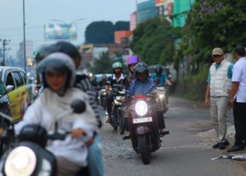 Pengendara melintas di ruas Jalan Kapten Bakarudin, kawasan STM Atas, Jambi, yang mengalami kerusakan berlubang, Rabu (29/4). (Dok. Stepanus)