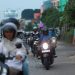 Pengendara melintas di ruas Jalan Kapten Bakarudin, kawasan STM Atas, Jambi, yang mengalami kerusakan berlubang, Rabu (29/4). (Dok. Stepanus)