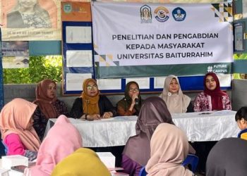 Tim dosen Kebidanan Universitas Baiturrahim Jambi saat memberikan edukasi kesehatan kepada kader Posyandu dan ibu hamil di Kelurahan Solok Sipin, Kamis (23/4/2026). (Dok, Erit)