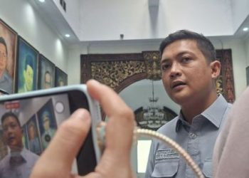 Ketua DPRD Provinsi Jambi, M. Hafiz Fattah, memberikan pernyataan kepada awak media terkait dugaan aktivitas penambangan emas tanpa izin (PETI) yang dikaitkan dengan banjir bandang di Kabupaten Sarolangun, Senin (27/4/2026). (Dok. Daus)