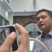 Ketua DPRD Provinsi Jambi, M. Hafiz Fattah, memberikan pernyataan kepada awak media terkait dugaan aktivitas penambangan emas tanpa izin (PETI) yang dikaitkan dengan banjir bandang di Kabupaten Sarolangun, Senin (27/4/2026). (Dok. Daus)