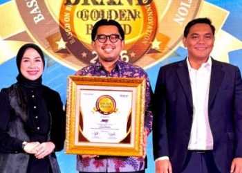 Perwakilan JNE menerima penghargaan Golden Brand of The Year 2026 dan Indonesia Digital Popular Brand Award 2026 dalam acara di Jakarta, 28 April 2026. (DOk. Humas JNE)