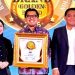 Perwakilan JNE menerima penghargaan Golden Brand of The Year 2026 dan Indonesia Digital Popular Brand Award 2026 dalam acara di Jakarta, 28 April 2026. (DOk. Humas JNE)