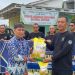 Kepala Lapas Kelas IIB Muara Bungo menyerahkan bantuan kebutuhan pokok kepada pengurus Panti Asuhan Aisyiyah Muhammadiyah Muara Bungo dalam kegiatan bakti sosial, Kamis (9/4/2026). (Dok. Humas)