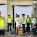 Personel Ditlantas Polda Jambi memberikan edukasi keselamatan berlalu lintas sekaligus menyerahkan bantuan kepada pimpinan Pondok Pesantren Da’arul Huffaazh Al Islami, Jumat (10/4/2026), (Dok. Nahar)