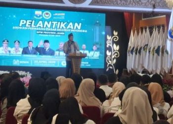 Ketua Umum DPP APPSI Sudaryono saat memberikan arahan kepada pengurus DPW APPSI Provinsi Jambi periode 2026–2031 dalam pelantikan di Auditorium Rumah Dinas Gubernur Jambi, Senin (20/1/2026). (Dok. Stepanus)
