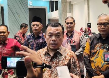 Al Haris memberikan keterangan kepada awak media usai RUPS-LB di Gedung Mahligai 9 Bank Jambi, Senin (20/4/2026). (Dok. Stepanus)