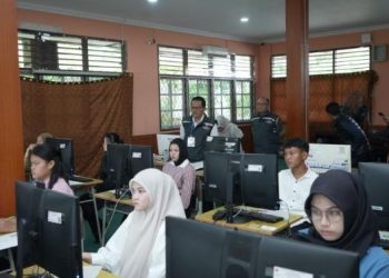 Peserta mengikuti Ujian Tulis Berbasis Komputer (UTBK) Seleksi Nasional Berdasarkan Tes (SNBT) 2026 di salah satu ruang ujian Universitas Jambi, Selasa (21/4/2026). (Dok. Stepanus)