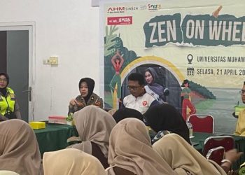 Personel Ditlantas Polda Jambi memberikan edukasi keselamatan berkendara kepada mahasiswi dalam kegiatan Police Go To Campus di Universitas Muhammadiyah Jambi, Selasa (21/4/2026), (Dok. Nahar)