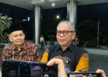 Direktur Utama Bank Jambi H. Khairul Suhairi (tengah) memberikan keterangan kepada awak media usai kegiatan, Senin (20/4/2026).(Dok. Stepanus)