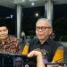 Direktur Utama Bank Jambi H. Khairul Suhairi (tengah) memberikan keterangan kepada awak media usai kegiatan, Senin (20/4/2026).(Dok. Stepanus)