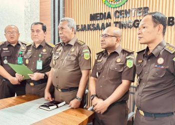 Aspidsus Kejati Jambi, Adam Ohaile saat memberikan keterangan kepada awak media terkait perkembangan perkara pengelolaan pabrik kelapa sawit PT PAL di Media Center Kejati Jambi. (Dok. Stepanus)