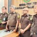 Aspidsus Kejati Jambi, Adam Ohaile saat memberikan keterangan kepada awak media terkait perkembangan perkara pengelolaan pabrik kelapa sawit PT PAL di Media Center Kejati Jambi. (Dok. Stepanus)