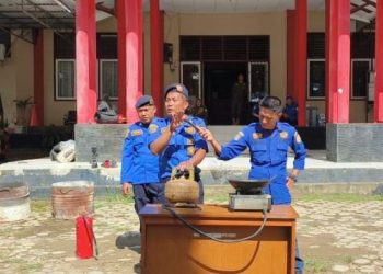 Petugas Damkar Tanjung Jabung Timur memberikan simulasi pemadaman api kepada siswa KB dan TK Islam Al-Madani saat kegiatan edukasi pencegahan kebakaran di Kantor Satpol PP dan Damkar, Rabu (22/4/2026). (Dok. Daus)