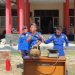 Petugas Damkar Tanjung Jabung Timur memberikan simulasi pemadaman api kepada siswa KB dan TK Islam Al-Madani saat kegiatan edukasi pencegahan kebakaran di Kantor Satpol PP dan Damkar, Rabu (22/4/2026). (Dok. Daus)