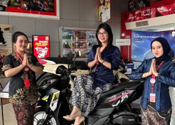 Karyawati dealer Honda di Jambi mengenakan kebaya saat melayani konsumen dalam rangka memperingati Hari Kartini, Senin (21/4/2026). (Dok. Stepanus)