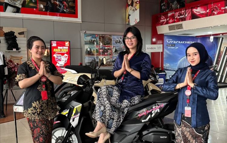 Karyawati dealer Honda di Jambi mengenakan kebaya saat melayani konsumen dalam rangka memperingati Hari Kartini, Senin (21/4/2026). (Dok. Stepanus)