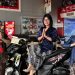 Karyawati dealer Honda di Jambi mengenakan kebaya saat melayani konsumen dalam rangka memperingati Hari Kartini, Senin (21/4/2026). (Dok. Stepanus)
