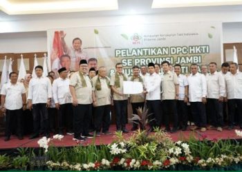 Pengurus Dewan Pimpinan Cabang (DPC) Himpunan Kerukunan Tani Indonesia (HKTI) se-Provinsi Jambi berfoto bersama usai pelantikan di Hotel Grand Jambi, Senin (20/4/2026). (Dok. Syepanus)