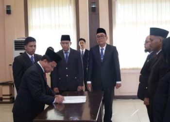 Kepala Kantor Wilayah Kementerian Hukum Jambi Jonson Siagian saat melantik pejabat nonmanajerial, analis hukum, serta anggota PAW MPD Notaris di Aula Pengayoman Kanwil Kemenkum Jambi, Rabu (22/4/2026). (Dok. Erit)