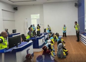 Sejumlah anak TK mengikuti kegiatan edukasi lalu lintas di ruang RTMC Ditlantas Polda Jambi, Kamis (23/4/2026). (Dok. Nahar)