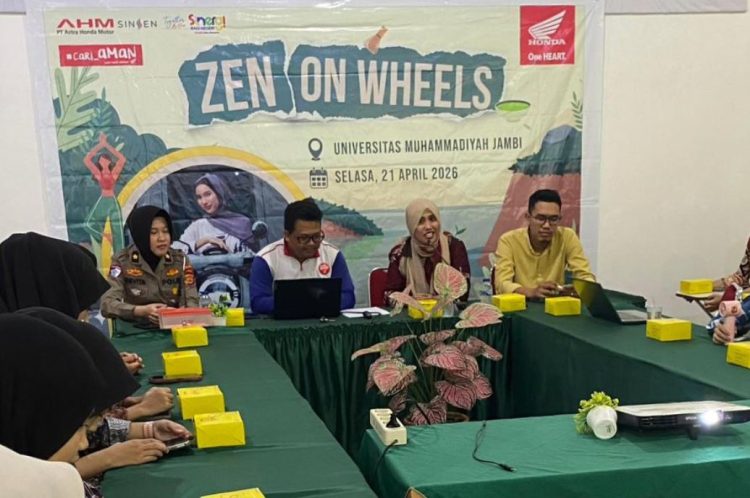 Peserta seminar mengikuti kegiatan edukasi keselamatan berkendara “Zen on Wheels” yang digelar PT Sinar Sentosa Primatama (Sinsen) bersama Ditlantas Polda Jambi di Universitas Muhammadiyah Jambi, Selasa (21/4/2026) (Dok. Erit)