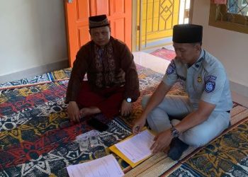 Petugas Jasa Raharja Wilayah Jambi menyerahkan dokumen santunan kepada ahli waris korban kecelakaan lalu lintas di Desa Pematang Gajah, Muaro Jambi, Rabu (22/4/2026). (Dok. Stepanus)