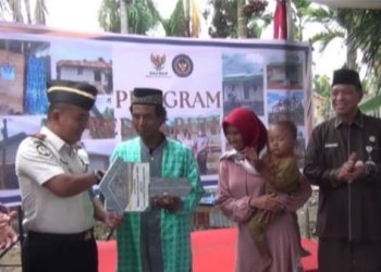 Penyerahan bantuan rumah layak huni kepada Suyono di Kecamatan Geragai, Tanjung Jabung Timur, Kamis (23/4/2026),