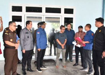 Tim Kejati Jambi bersama aparat terkait saat melakukan penghentian aktivitas dan pengosongan aset sitaan milik PT Prosympac Agro Lestari (PT PAL) di Desa Sidomukti, Muaro Jambi, Kamis (23/4/2026), (Dok. Nahar)