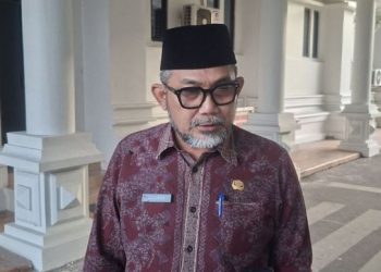Sekda Provinsi Jambi, Sudirman, memberikan keterangan terkait penataan jabatan eselon II melalui seleksi terbuka dan job fit di lingkungan Pemprov Jambi, Kamis (23/4/2026). (Dok, Stepanus)