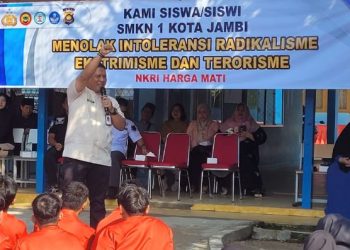 Plt Kepala Dinas Pendidikan Provinsi Jambi M. Umar My memberikan sambutan dalam kegiatan edukasi pencegahan radikalisme bersama Densus 88 Anti Teror Polri di SMKN 1 Kota Jambi, Jumat (24/4/2026). (Dok. Stepanus)