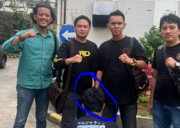 Petugas kepolisian memperlihatkan tersangka kasus dugaan penggelapan BPKB kendaraan di Jambi setelah berhasil diamankan di Depok, Jumat (24/4/2026). (dok . Nahar)