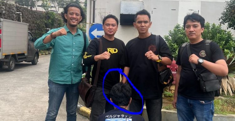 Petugas kepolisian memperlihatkan tersangka kasus dugaan penggelapan BPKB kendaraan di Jambi setelah berhasil diamankan di Depok, Jumat (24/4/2026). (dok . Nahar)