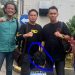 Petugas kepolisian memperlihatkan tersangka kasus dugaan penggelapan BPKB kendaraan di Jambi setelah berhasil diamankan di Depok, Jumat (24/4/2026). (dok . Nahar)