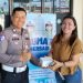 Personel Subdit Regident Ditlantas Polda Jambi membagikan makanan gratis kepada masyarakat dalam kegiatan Jumat Berkah di area Samsat Kota Jambi, Jumat (24/4/2026). (Dok, Nahar)