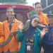 Petugas Damkar Kota Jambi bersama warga menunjukkan ular sanca sepanjang sekitar 3 meter yang berhasil dievakuasi dari area kandang ternak di Talang Bakung, Jumat (24/4/2026). (Dok, Stepanus)
