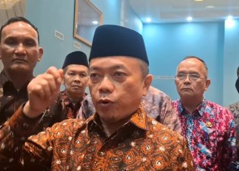Gubernur Jambi Al Haris memberikan keterangan kepada awak media usai menghadiri RUPS Luar Biasa di Mahligai Bank Jambi (Dok. Stepanus)