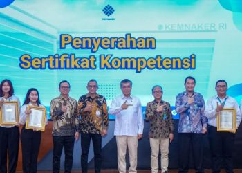Menteri Ketenagakerjaan Yassierli (tengah) berfoto bersama peserta dan perwakilan perusahaan saat penutupan Program Pemagangan Nasional Batch I di Jakarta, Jumat (24/4/2026) (Dok. Biro Humas)