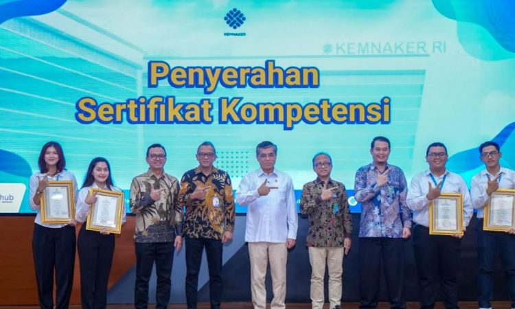 Menteri Ketenagakerjaan Yassierli (tengah) berfoto bersama peserta dan perwakilan perusahaan saat penutupan Program Pemagangan Nasional Batch I di Jakarta, Jumat (24/4/2026) (Dok. Biro Humas)