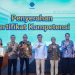 Menteri Ketenagakerjaan Yassierli (tengah) berfoto bersama peserta dan perwakilan perusahaan saat penutupan Program Pemagangan Nasional Batch I di Jakarta, Jumat (24/4/2026) (Dok. Biro Humas)