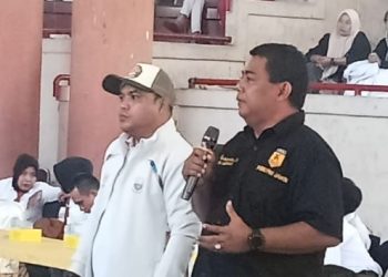 Wakil Ketua KONI Provinsi Jambi Azwan Usman memberikan arahan saat pembukaan Seleksi Provinsi (Selekprov) karate FORKI Jambi di Gedung Judo Kotabaru, Sabtu (25/4/2026). (Dok.Stepanus)