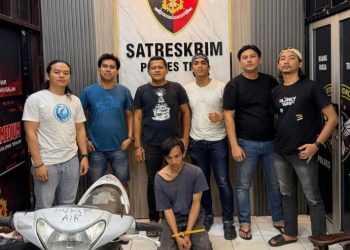 Tim Sultan Satreskrim Tebo mengamankan terduga pelaku pencurian kendaraan bermotor beserta barang bukti di Mapolres Tebo, setelah ditangkap di Kecamatan Tebo Ulu. (Dok. Humas)