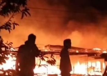 Warga menyaksikan kobaran api yang melalap permukiman di Kelurahan Nibung Putih, Muara Sabak Barat, Tanjung Jabung Timur, Minggu (26/4/2026) dini hari. (Dok. Daus)